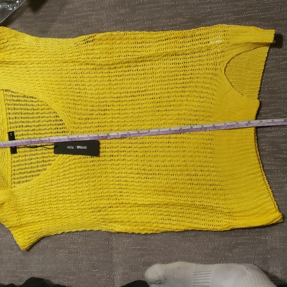 Sleeveless top uniq is the brand - Picture 3 of 4